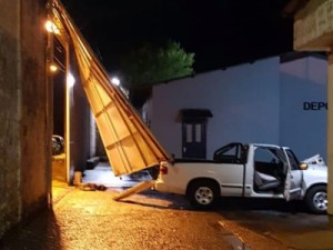 Caminhonete arromba portão de presídio e 17 presos fogem no RS