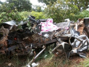 Caminhonete fica destruída em colisão com morte na BR-153