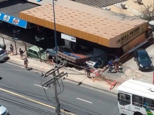 Caminhonete perde controle, invade oficina e vai parar em cima de carros