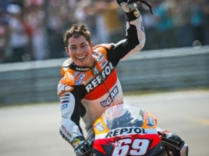 Campeão da MotoGP em 2006 não resiste a ferimentos e morre aos 35