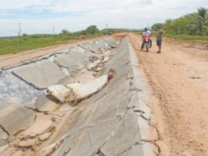 Canal de transposição desmorona em Icó