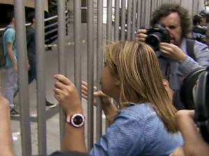 Candidatos do Enem passam por entre grades e são retirados em SP