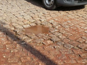 Cano estourado desperdiça água no centro da cidade de Barbalha
