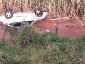 Capotamento de carro em ribanceira mata duas estudantes em Flora Rica