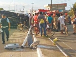 Capotamento na CE deixa dois mortos