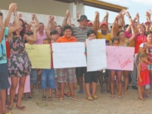 CARIÚS Fechamento de escola gera protesto