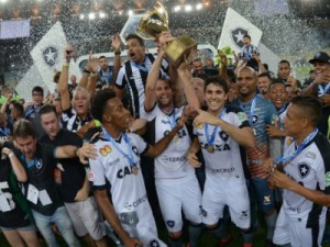 Carli marca no fim, Gatito volta a ser herói, e Botafogo é campeão sobre o Vasco