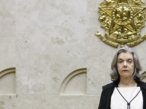 Cármen Lúcia suspende decisões que determinaram ação de policiais em universidades