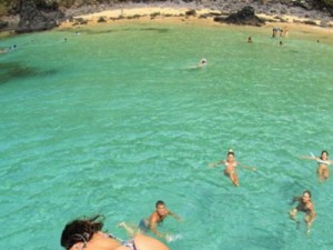 Carol Castro aparece mergulhando de biquíni em praia de Noronha