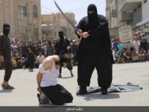 Carrasco do Estado Islâmico decapita prisioneiros enquanto multidão assiste