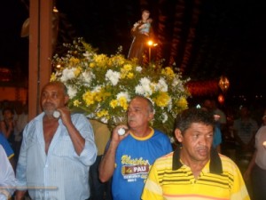 Carregadores do pau da bandeira abrem o trezenário de Santo Antônio