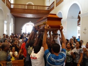 Carregadores do Pau da Bandeira em comoção no último adeus a Néo