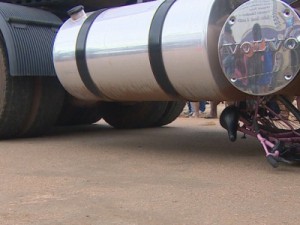 Carreta atropela mulher que estava de bicicleta indo para o trabalho, em RO