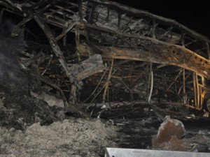 Carreta bate de frente com ônibus e 5 pessoas morrem carbonizadas em MT