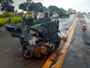 Carreta tomba em cima de dois carros e mata seis pessoas em Batatais, SP