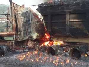 Carretas pegam fogo em acidente e três pessoas morrem em MT