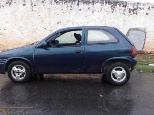 Carro abandonado no Bairro do Rosário em Barbalha