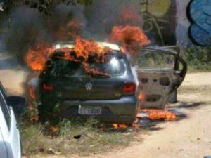 Carro apreendido é incendiado em pátio de delegacia em Fortaleza