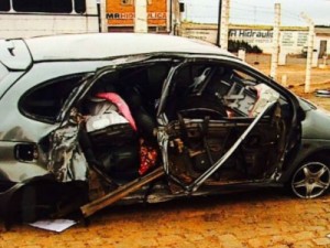 Carro bate em poste e criança morre ao ser arremessada para fora no PR