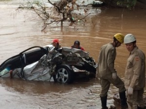 Carro cai em rio ao ser atingido por carreta e deixa 4 mortos na GO-020