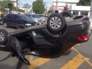Carro capota após colisão no Centro de João Pessoa