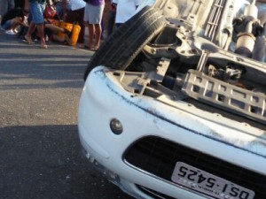 Carro capota na Avenida Leão Sampaio próximo a IBK