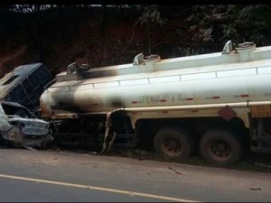 Carro colide com caminhão-tanque e mata família inteira carbonizada no PI