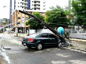 Carro colide com poste na Avenida Aguanambi, em Fortaleza
