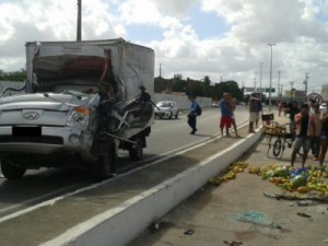 Carro com carga de frutas capota e duas pessoas morrem na CE-060