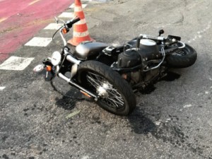 Carro com secretário de Doria bate a caminho da Cracolândia e fere motociclista