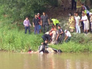 Carro com três mulheres e um bebê cai no Rio Paraíba do Sul, em Resende