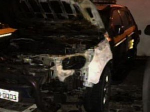 Carro da Polícia Rodoviária Federal é incendiado em Fortaleza