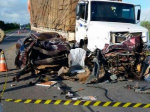 Carro e caminhão batem de frente e motorista morre; veículo fica destruído