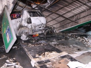 Carro invade posto de combustível e causa explosão no Ceará