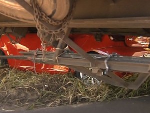 Carro para embaixo de caminhão em rodovia de Marília e casal sai ileso