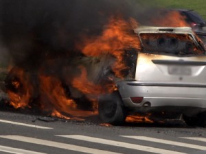 Carro pega fogo e trânsito fica lento na Avenida Paralela, em Salvador