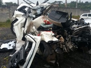 Carro prensado por caminhões, todos da família saem praticamente ilesos no Paraná