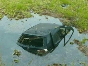 Carro tomba em rodovia, cai em açude e motorista morre 