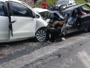 Carros batem e matam irmãs de 4 e 9 anos em SC, há 8 feridos