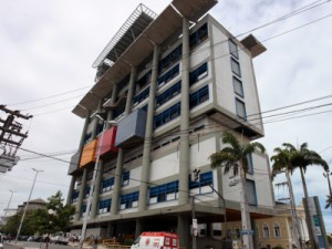 Casa arrombada, mulher refém e bala na cabeça