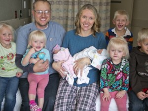 Casal americano anuncia nascimento de terceiro par de gêmeos