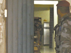 Casal é 'eliminado' dentro de casa