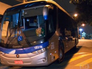 Casal faz arrastão em ônibus e policial à paisana atira em assaltantes