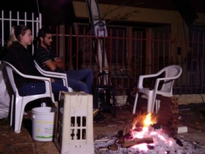 Casal faz ronda e se reveza em frente de residência após temporal em SC