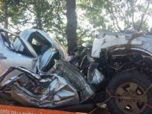 Casal morre e criança sobrevive após carro ser destruído ao capotar em GO