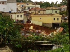 Casas desabam e carros são 'engolidos' por cratera em São Tiago