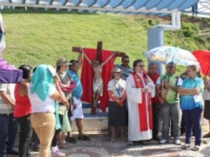 Católicos percorrem ruas da cidade de Iguatu em Via Sacra