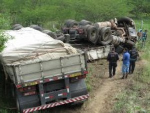 CE - Acidente entre carro e caminhão deixa dois mortos na BR 222
