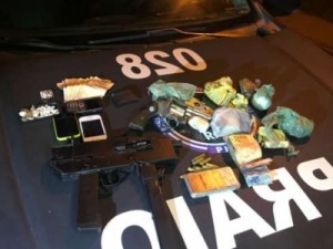 CE - BPRaio captura três suspeitos de tráfico de drogas após denúncia anônima