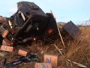 CE - Colisão entre dois caminhões deixa três mortos na BR-222